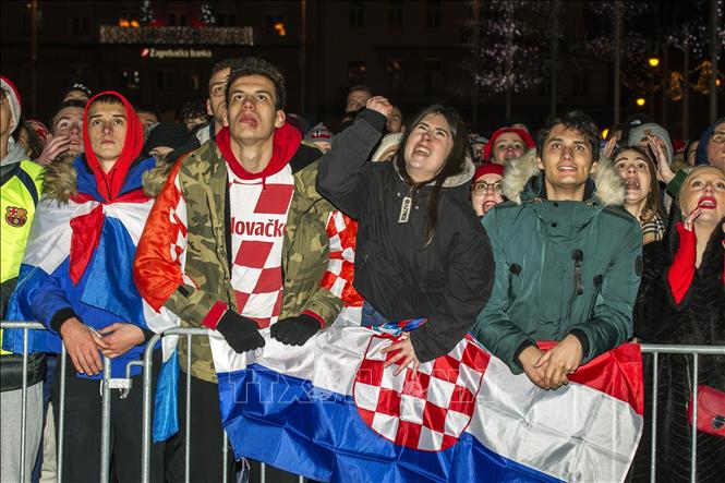 Nỗi buồn của các cổ động viên Croatia trước thất bại của đội nhà ở trận bán kết gặp Argentina. Ảnh: AFP/TTXVN