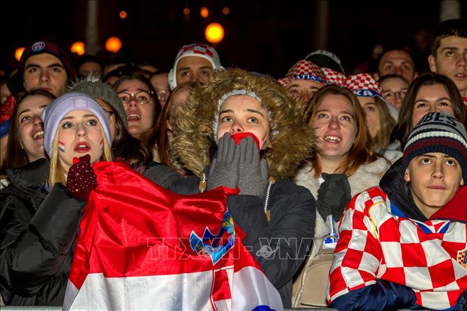 Nỗi buồn của các cổ động viên Croatia trước thất bại của đội nhà ở trận bán kết gặp Argentina. Ảnh: AFP/TTXVN
