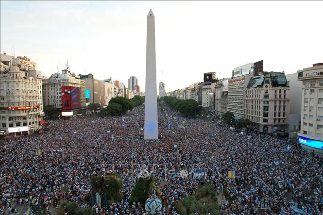 Cổ động viên Argentina đổ xuống đường phố Buenos Aires, ăn mừng đội nhà đánh bại Croatia và vào chung kết World Cup 2022. Ảnh: AFP/TTXVN 