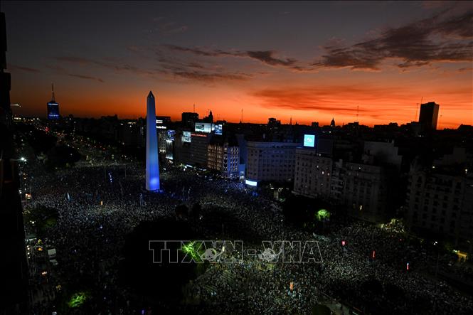 Cổ động viên Argentina đổ xuống đường phố Buenos Aires, ăn mừng đội nhà đánh bại Croatia và vào chung kết World Cup 2022. Ảnh: AFP/TTXVN 