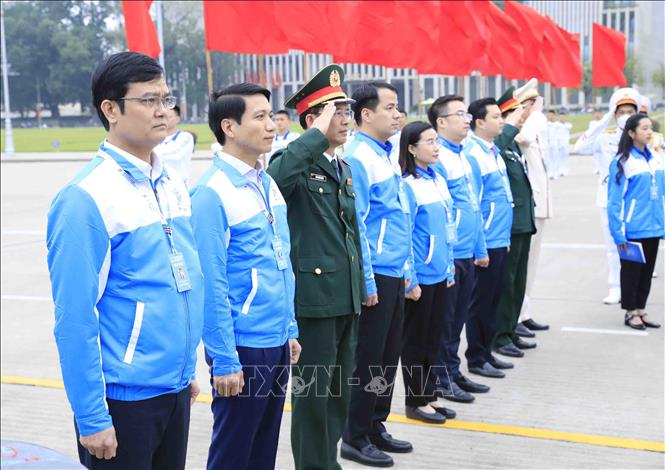 Trong ảnh: Lãnh đạo Trung ương Đoàn, Hội Liên hiệp thanh niên Việt Nam và Bộ Tư lệnh Bảo vệ Lăng Chủ tịch Hồ Chí Minh cùng các đại biểu tại buổi lễ. Ảnh: Minh Đức – TTXVN

