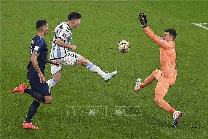 Tiền đạo Argentina Julian Alvarez (giữa) sút bóng trong khu cấm địa của tuyển Croatia. Ảnh: AFP/TTXVN