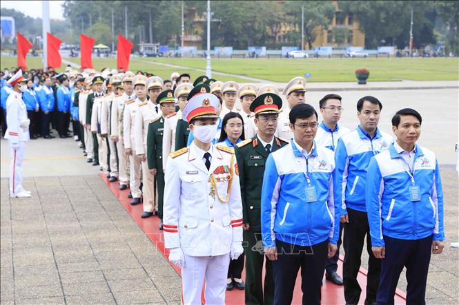 Trong ảnh: Các đại biểu vào Lăng viếng Chủ tịch Hồ Chí Minh. Ảnh: Minh Đức – TTXVN