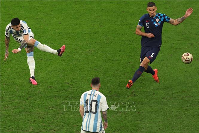 Tiền vệ Argentina Enzo Fernandez (trái) sút bóng qua hậu vệ tuyển Croatia Dejan Lovren (phải). Ảnh: AFP/TTXVN