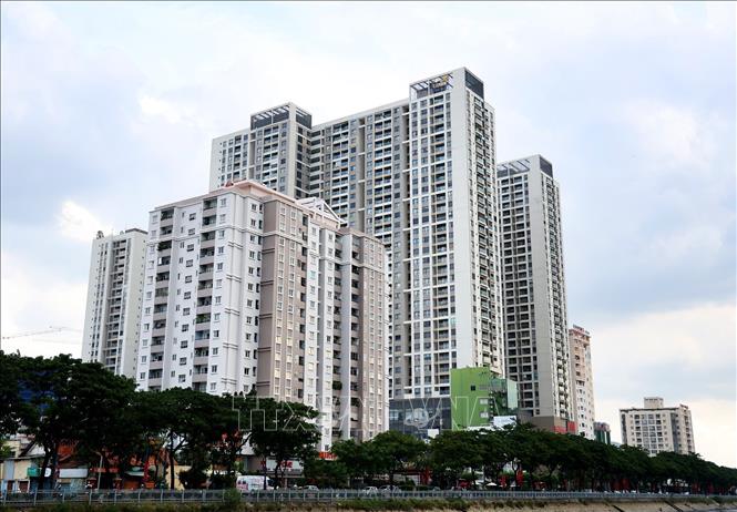 Trong ảnh: Các tòa nhà chung cư bên kênh Tàu Hủ - Bến Nghé, quận 4, Thành phố Hồ Chí Minh. Ảnh: Hồng Đạt - TTXVN
