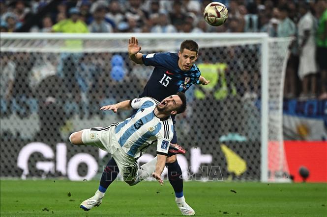 Pha tranh bóng giữa tiền vệ Croatia Mario Pasalic (phía sau) với hậu vệ Argentina Nicolas Tagliafico. Ảnh: AFP/TTXVN