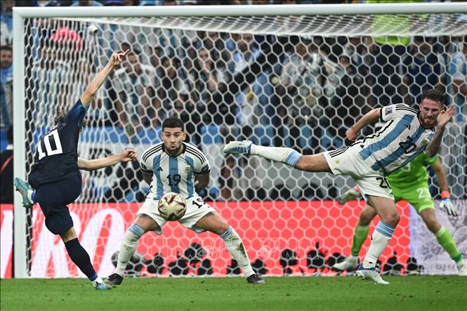 Tiền đạo Croatia Luka Modric (trái) nỗ lực sút bóng về phía khung thành tuyển Argentina. Ảnh: AFP/TTXVN