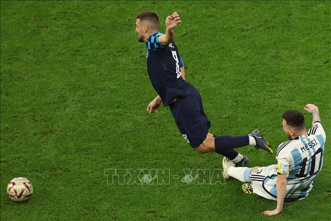 Pha tranh bóng quyết liệt giữa tiền đạo Argentina Messi (phải) và tiền vệ Mateo Kovacic của Croatia. Ảnh: AFP/TTXVN