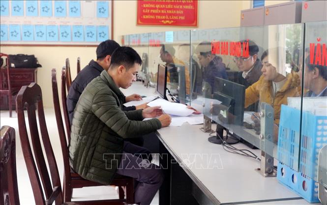 Trong ảnh: Người dân đến thực hiện các thủ tục hành chính tại bộ phận 