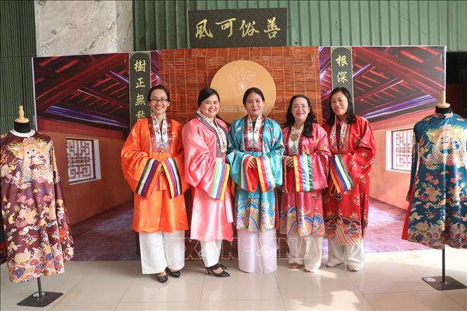 Trong ảnh: Khu vực giới thiệu trang phục truyền thống của Việt Nam là nơi yêu thích của các khách tham quan. Ảnh: Chương Đài - TTXVN