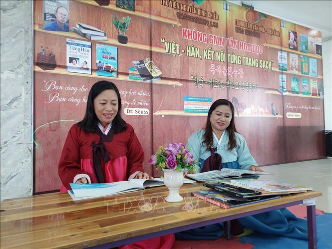 Trong ảnh: Khách tham quan tìm hiểu về văn hóa Hàn Quốc qua các tài liệu trưng bày tại Ngày hội. Ảnh: Chương Đài - TTXVN