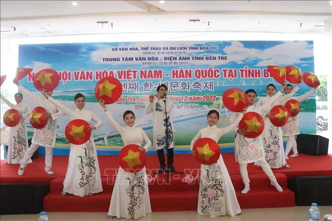 Trong ảnh: Giao lưu biểu diễn văn nghệ truyền thống Việt Nam - Hàn Quốc. Ảnh: Chương Đài - TTXVN