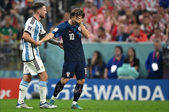 Tiền đạo Croatia Luka Modric (phải) trong tình huống bỏ lỡ cơ hội trước tuyển Argentina ở trận bán kết World Cup 2022. Ảnh: AFP/TTXVN