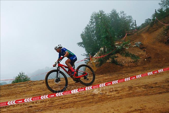 Trong ảnh: Đinh Thị Như Quỳnh trên đường đua. Ảnh: Trọng Đạt-TTXVN