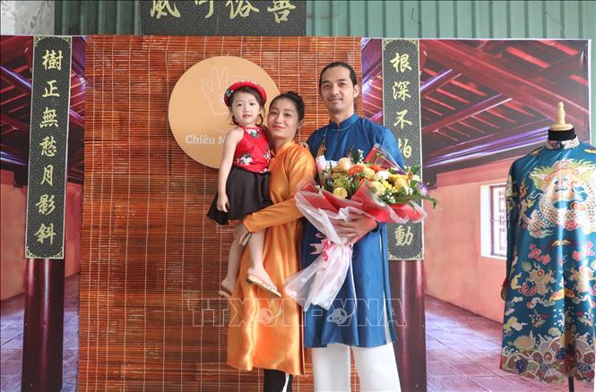 Trong ảnh: Trang phục truyền thống của Việt Nam cũng được các bạn trẻ yêu thích. Ảnh: Chương Đài - TTXVN