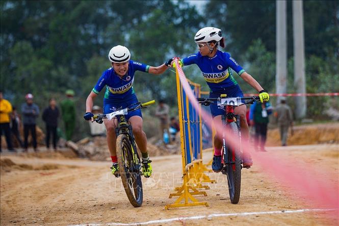 Trong ảnh: Khoảnh khắc tiếp sức ở nội dung băng đồng và Quỳnh là người chạy cuối cùng mang về tấm HCV trong ngày thi đấu thứ 2. Ảnh: Trọng Đạt-TTXVN