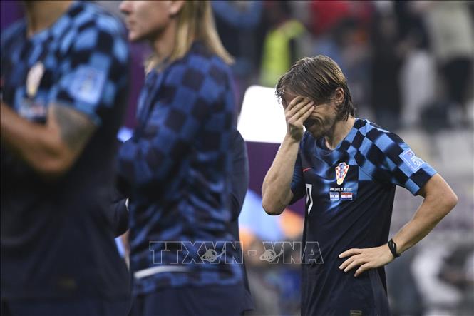 Tiền đạo kỳ cựu của Croatia Luka Modric (phải) đã không giúp đội nhà tránh được thất bại nặng nề trong trận bán kết gặp Argentina. Ảnh: THX/TTXVN