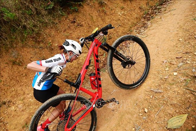 Trong ảnh: Khoảnh khắc nỗ lực đẩy xe vượt dốc sau khi xe của Đinh Thị Như Quỳnh bị đứt xích. Ảnh: Trọng Đạt-TTXVN