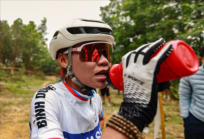 Trong ảnh: Gương mặt đẫm mồ hôi của Đinh Thị Như Quỳnh tại điểm tiếp tế khi xe cô bị hỏng đứt xích. Ảnh: Trọng Đạt-TTXVN