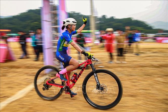 Trong ảnh: Khoảnh khắc Đinh Thị Như Quỳnh về đích giành tấm HCV ở nội dung Băng đồng tính giờ cá nhân nữ. Ảnh: Trọng Đạt-TTXVN