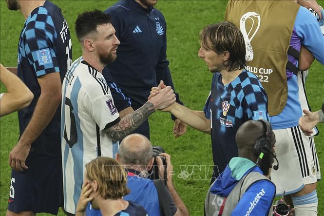 Trong ảnh: Lionel Messi (trái) cùng tuyển Argentina đi tiếp vào chung kết World Cup 2022 còn Luka Modric cùng Croatia chia tay giải đấu. Ảnh: THX/TTXVN