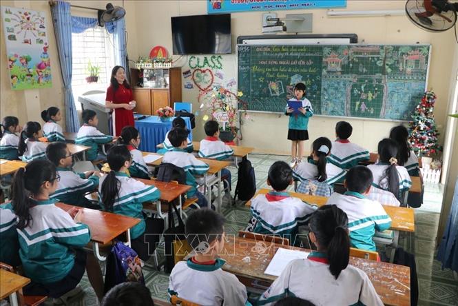 Trong ảnh: Một tiết học giáo dục di sản văn hóa của học sinh trường Tiểu học Cẩm Điền (Cẩm Giàng, Hải Dương). Ảnh: Mạnh Minh - TTXVN