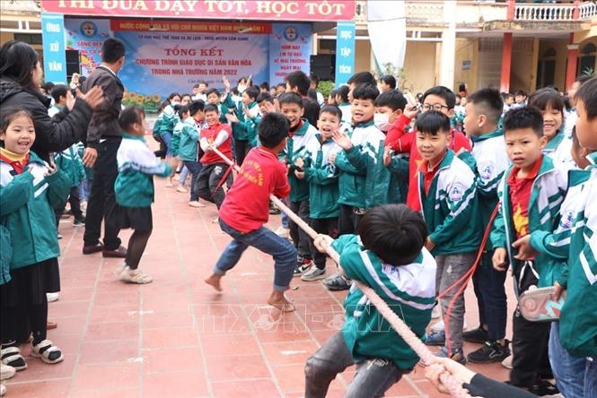 Trong ảnh: Các em học sinh lớp 5A và 5B trường Tiểu học Cẩm Điền thi kéo co. Ảnh: Mạnh Minh - TTXVN