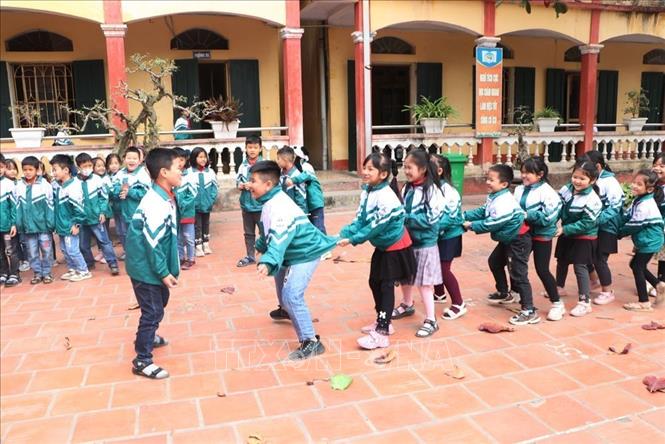Trong ảnh: Các em học sinh khối lớp 2 trường Tiểu học Cẩm Điền hào hứng với trò chơi rồng rắn lên mây. Ảnh: Mạnh Minh - TTXVN