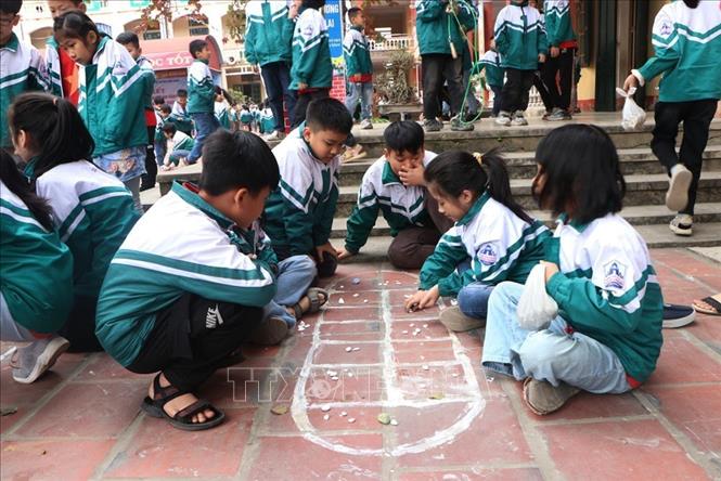 Trong ảnh: Các em học sinh khối lớp 2 trường Tiểu học Cẩm Điền chơi trò chơi ô ăn quan. Ảnh: Mạnh Minh - TTXVN