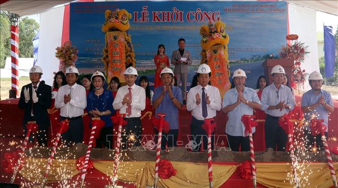 Trong ảnh: Nghi thức khởi công đường bộ ven biển Hòn Đất – Kiên Lương. Ảnh: Lê Sen - TTXVN