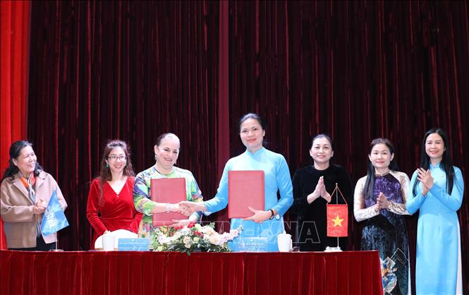Chủ tịch Hội Liên hiệp Phụ nữ Việt Nam Hà Thị Nga và Trưởng Đại diện UN Women tại Việt Nam Elisa Fernandez Saenz ký kết hợp tác. Ảnh: Phương Hoa - TTXVN