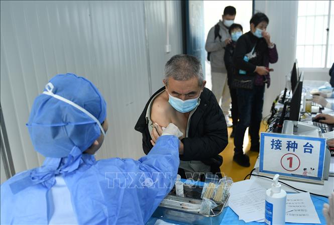Trong ảnh: Nhân viên y tế tiêm vaccine ngừa COVID-19 cho người dân tại tỉnh Chiết Giang, Trung Quốc, ngày 7/12/2022. Ảnh: AFP/TTXVN