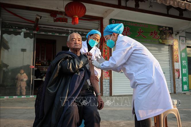 Trong ảnh: Nhân viên y tế tiêm vaccine ngừa COVID-19 cho người dân tại tỉnh Quý Châu, Trung Quốc, ngày 12/12/2022. Ảnh: AFP/TTXVN