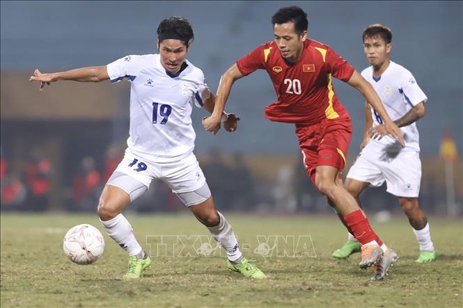 Pha tranh bóng giữa Văn Quyết (số 20, Việt Nam) và Hartmann Mark (số 19, Philippines). Ảnh: Minh Quyết - TTXVN