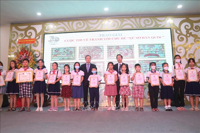 Các học sinh khối Tiểu học xuất sắc đoạt giải tại cuộc thi. Ảnh: Chương Đài - TTXVN