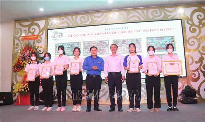 Các học sinh khối Trung học phổ thông xuất sắc đoạt giải tại cuộc thi. Ảnh: Chương Đài - TTXVN