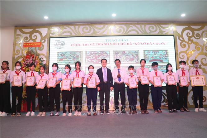 Các học sinh khối Trung học cơ sở xuất sắc đoạt giải tại cuộc thi. Ảnh: Chương Đài - TTXVN