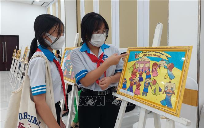 Học sinh tỉnh Bến Tre xem các tác phẩm đoạt giải được trưng bày. Ảnh: Chương Đài-TTXVN