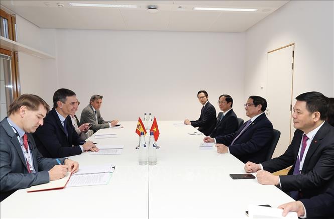 Vietnamese Prime Minister Pham Minh Chinh meets with his Spanish counterpart Pedro Sánchez Pérez-Castejón in Brussels, Belgium, on December 14. VNA Photo: Dương Giang