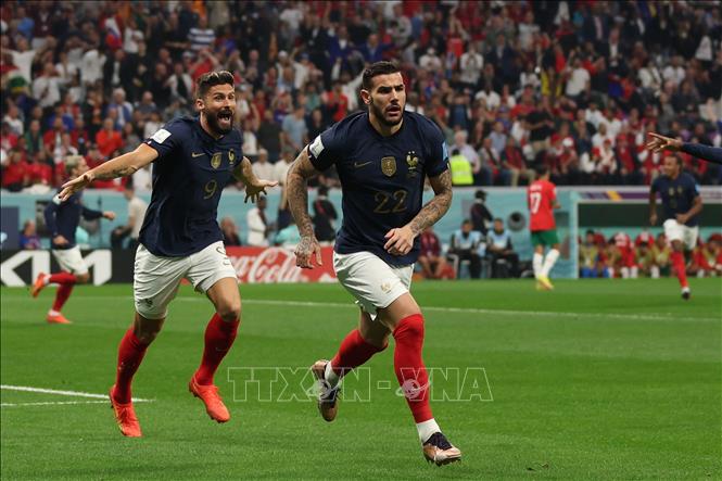 Pha ăn mừng bàn thắng mở tỷ số của hậu vệ Theo Hernandez (phải) vào lưới tuyển Maroc. Ảnh: AFP/TTXVN