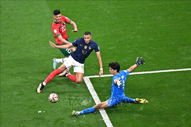 Tiền đạo Pháp Mbappe (giữa) bỏ lỡ cơ hội ở pha đối mặt với thủ thành Maroc Yassine Bono. Ảnh: AFP/TTXVN 