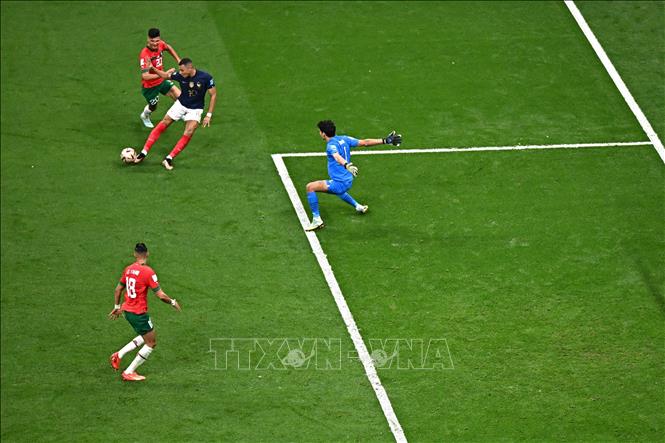 Tiền đạo Pháp Mbappe (giữa) bỏ lỡ cơ hội ở pha đối mặt với thủ thành Maroc Yassine Bono. Ảnh: AFP/TTXVN 