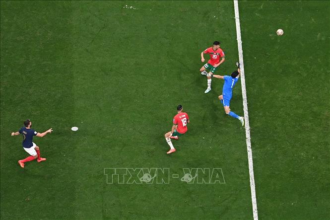Tiền đạo Pháp Olivier Giroud (trái) bỏ lỡ cơ hội nâng tỷ số trận đấu sau pha sút bóng chạm cột khung thành Maroc. Ảnh: AFP/TTXVN 
