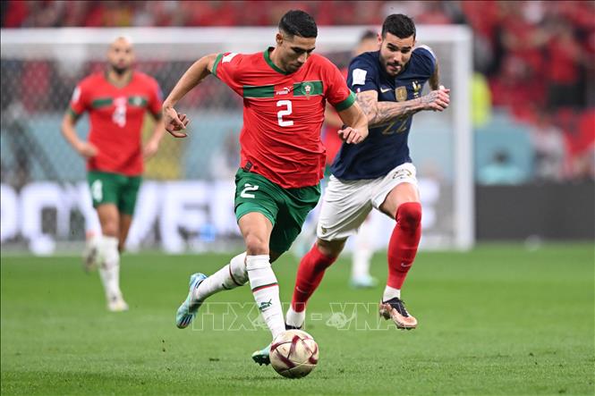 Pha tranh bóng giữa hậu vệ Pháp Theo Hernandez (phải) với hậu vệ Maroc Achraf Hakimi. Ảnh: AFP/TTXVN