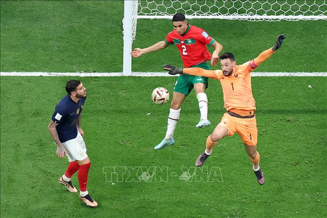 Thủ thành Pháp Hugo Lloris (phải) cứu nguy một bàn thua cho đội nhà trước pha tấn công của tuyển thủ Maroc. Ảnh: AFP/TTXVN