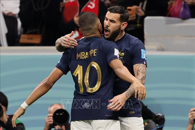 Hậu vệ Pháp Theo Hernandez (phải) chia vui cùng số 10 Kylian Mbappe sau khi ghi bàn mở tỷ số cho đội nhà. Ảnh: AFP/TTXVN
