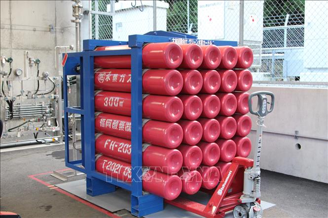 Trong ảnh: Các bình chứa khí hydro thành phẩm ở nhà máy của Tập đoàn Obayashi ở Oita (Nhật Bản). Ảnh: Đào Thanh Tùng - Phóng viên TTXVN tại Tokyo