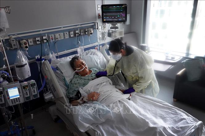 Trong ảnh: Điều trị cho bệnh nhân nhiễm COVID-19 tại bệnh viện ở Chicago, bang Illinois, Mỹ. Ảnh: AFP/TTXVN