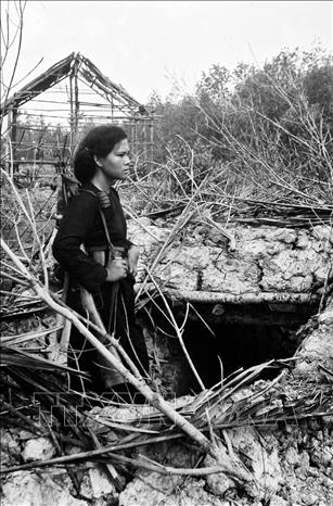 Kiện tướng chiến hào - Dương Thị Cẩm Vân - người đã liên tục 6 tháng liền bám chiến hào bao vây đánh địch tại chi khu Đầm Dơi - Cà Mau 6/1966 (Ảnh tư liệu). Ảnh: Võ An Khánh – TTXVN.