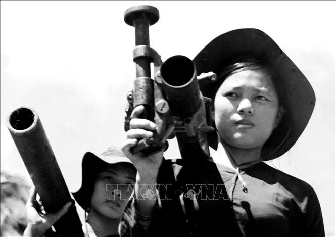 Trung đội Phó Đội nữ pháo binh Cái Nước - Huỳnh Thị Dung cùng đồng đội trên đường hành quân ra trận 3/1973 (Ảnh tư liệu). Ảnh: Võ An Khánh – TTXVN.